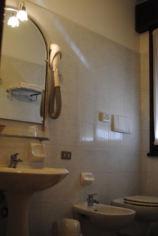 Hotel La Fenice Formigine Zimmer foto